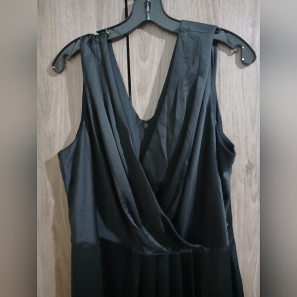 Elegant Black Sleeveless Dress - Picture 3 of 9